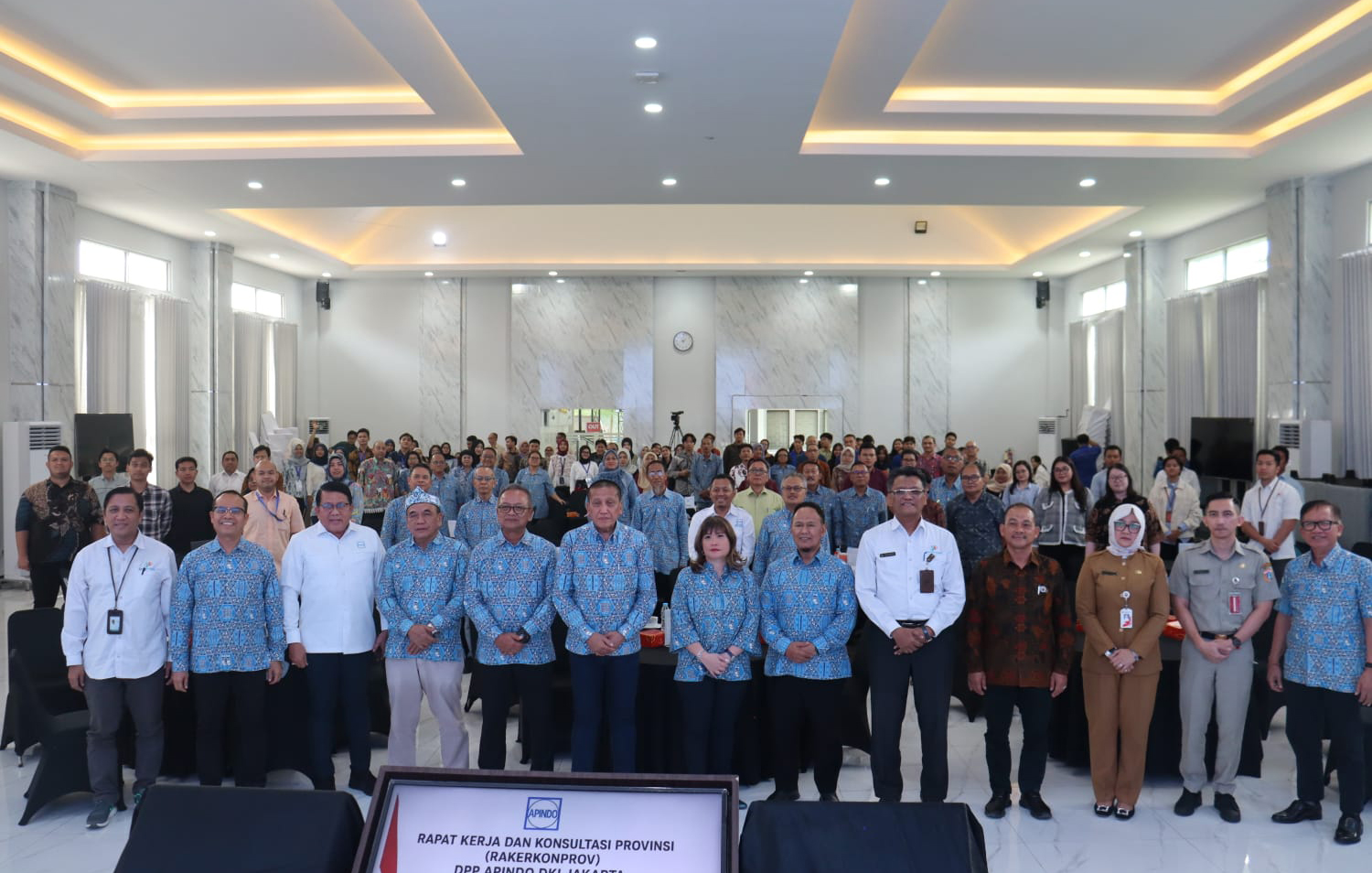Foto Bersama dengan Ketua Umum DPN APINDO, Kabid. Organisasi DPN/Ketua Depen DPK APINDO Kabupaten Bogor, Pengurus DPP APINDO Provinsi DKI Jakarta, Ketua DPK/DPKO dan Undangan, Pada Acara Rakerkonprov DPP APINDO Provinsi DKI Jakarta.